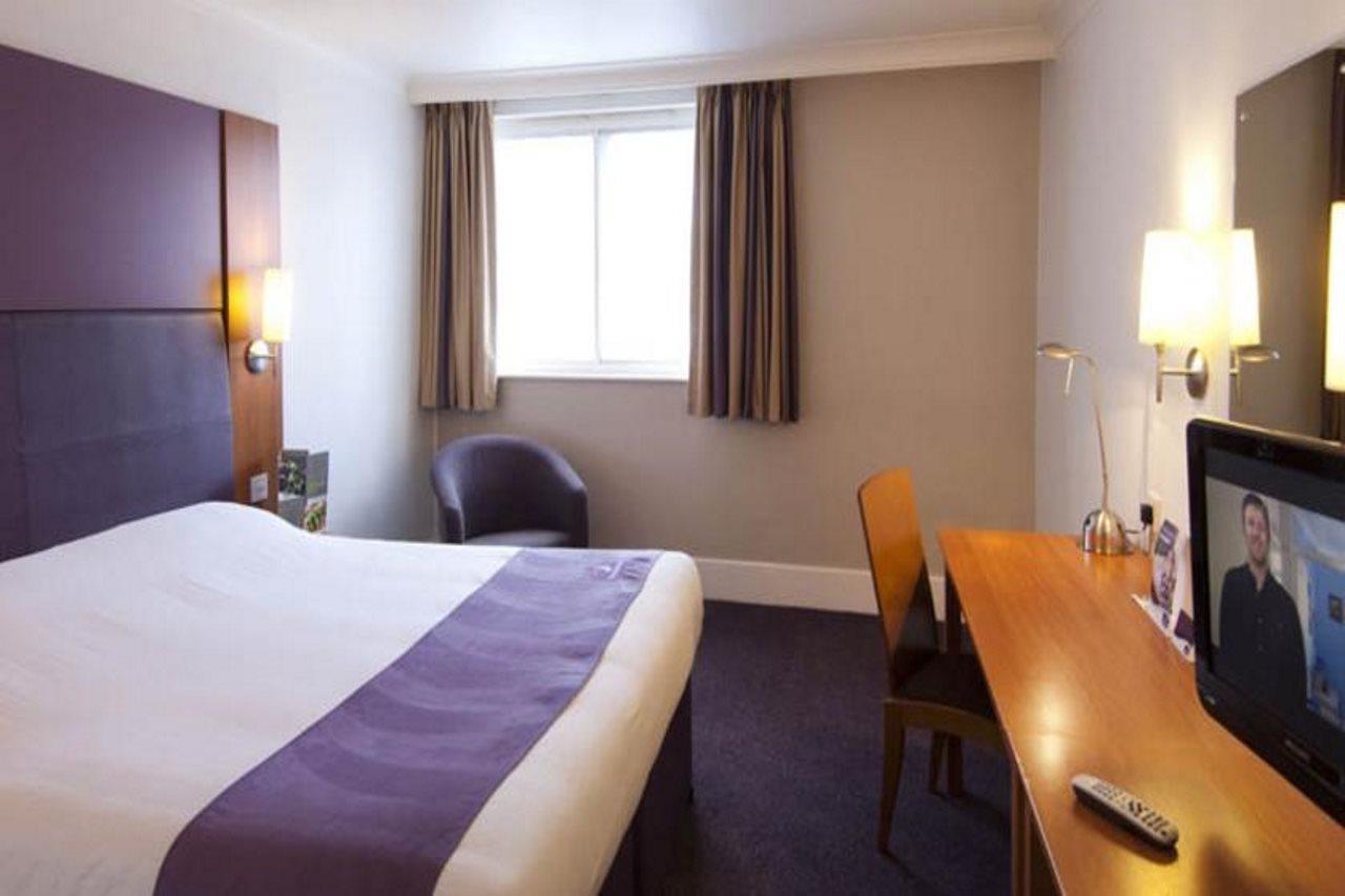 Premier Inn Manchester Trafford Centre North エクステリア 写真