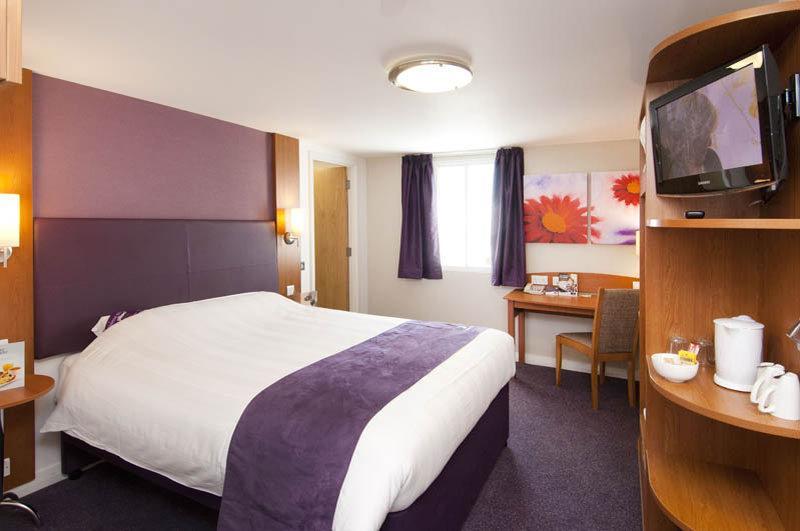 Premier Inn Manchester Trafford Centre North エクステリア 写真