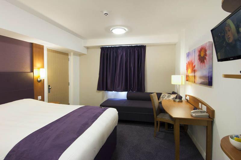 Premier Inn Manchester Trafford Centre North エクステリア 写真