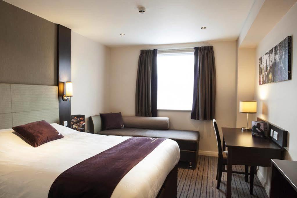 Premier Inn Manchester Trafford Centre North エクステリア 写真