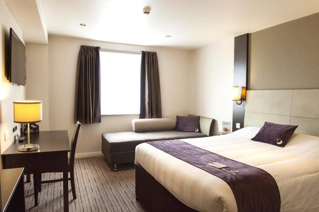 Premier Inn Manchester Trafford Centre North エクステリア 写真