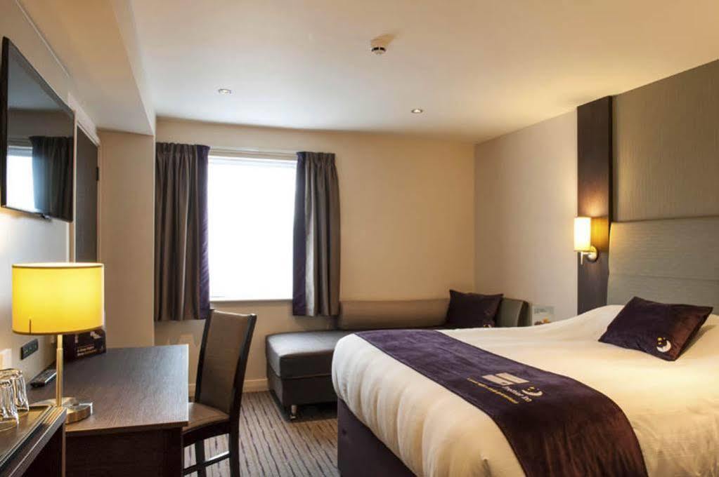 Premier Inn Manchester Trafford Centre North エクステリア 写真