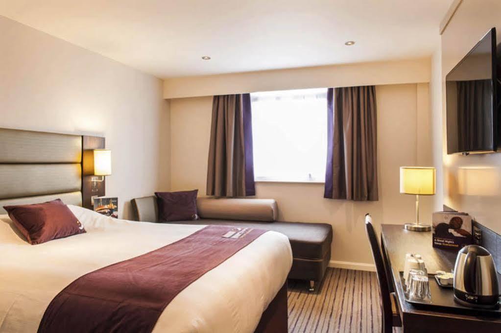 Premier Inn Manchester Trafford Centre North エクステリア 写真