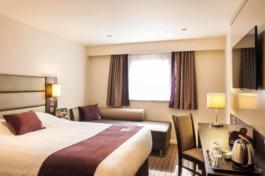 Premier Inn Manchester Trafford Centre North エクステリア 写真