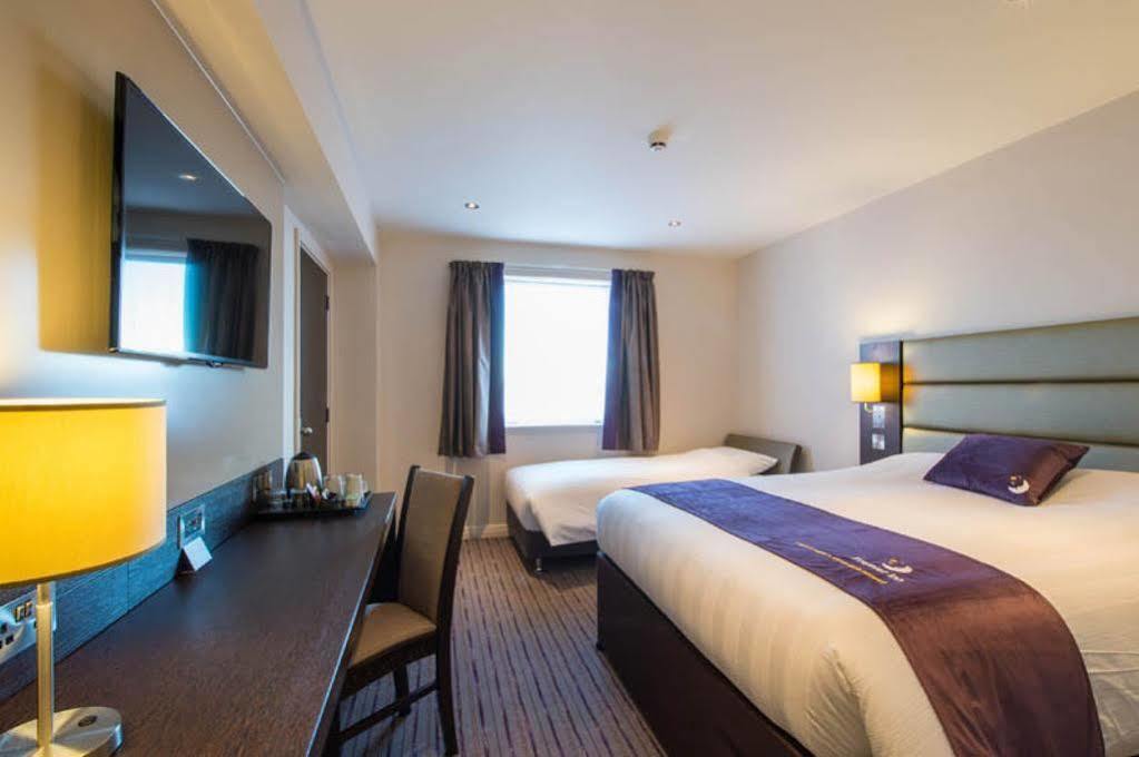 Premier Inn Manchester Trafford Centre North エクステリア 写真