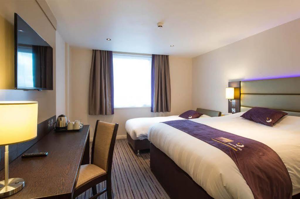 Premier Inn Manchester Trafford Centre North エクステリア 写真