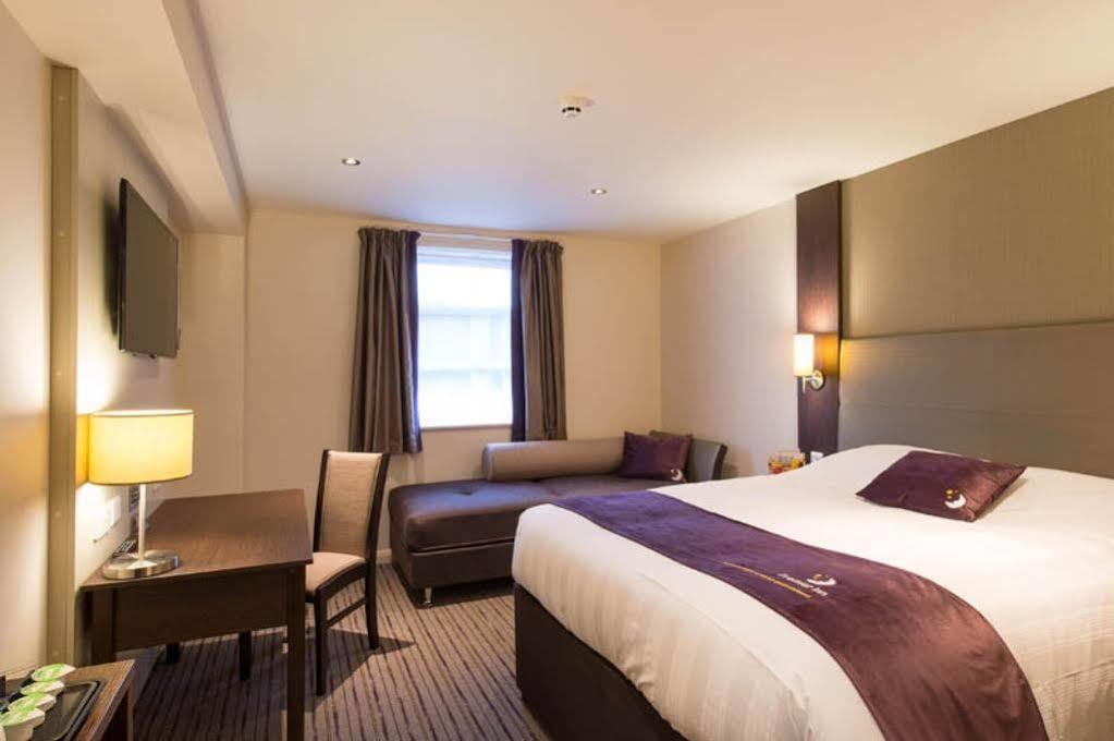 Premier Inn Manchester Trafford Centre North エクステリア 写真