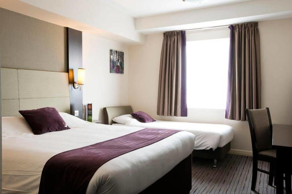 Premier Inn Manchester Trafford Centre North エクステリア 写真