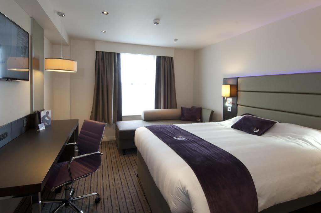 Premier Inn Manchester Trafford Centre North エクステリア 写真