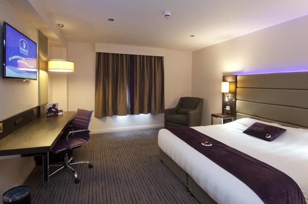 Premier Inn Manchester Trafford Centre North エクステリア 写真